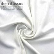 Dégriftissus vous propose ce tissu d'ameublement double face satiné blanc à fleurs striées Vous allez pouvoir agrémenter votre 