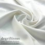 Dégriftissus vous propose ce tissu d'ameublement double face satiné blanc à fleurs striées Vous allez pouvoir agrémenter votre 