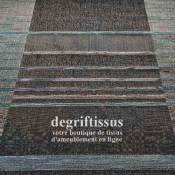 Dégriftissus vous propose ce superbe tissage Jacquard, à larges bandes noires et grises chinées, avec rayures brillantes bleues 