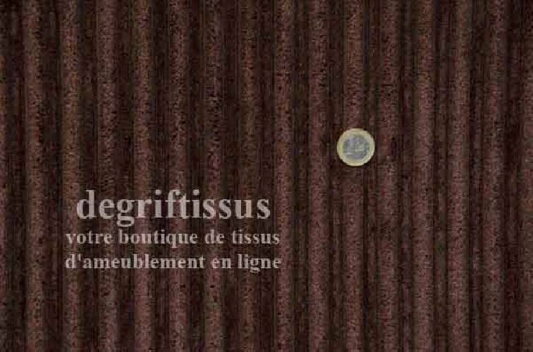 Velour grosses côtes chocolat Dégriftissus vous propose ce tissu d&#039;ameublement imitant une peluche, motifs grosses côtes chocola