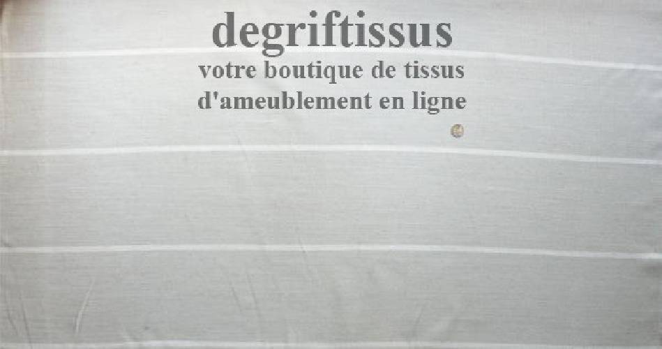 Dégriftissus vous propose ce tissu d&#039;ameublement couleur lin rayé blanc, tissé Jacquard de belle épaisseur, doublé latex, avec b