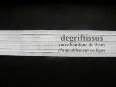 Dégriftissus vous propose cette Rufflette Plisplat 70 mm, AVEC AGRAFES, rigide, qui fait une tête de rideau qui tient sans faire