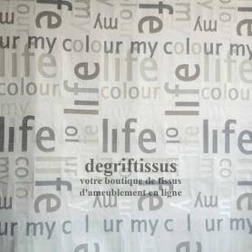 Satiné lettres gris Dégriftissus vous propose ce tissu d&#039;ameublement satiné tissé, gris avec lettres grises, de haute qualité, p