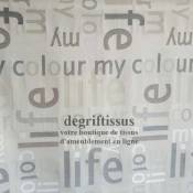 Satiné lettres gris Dégriftissus vous propose ce tissu d'ameublement satiné tissé, gris avec lettres grises, de haute qualité, p