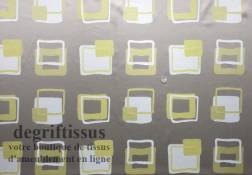 Dégriftissus vous propose ce tissu d'ameublement satiné taupe et vert Tissu tissé Jacquard satiné avec jolis motifs taupes et ve