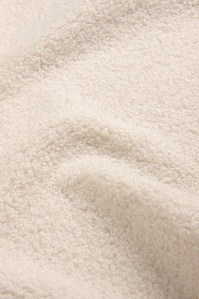 907