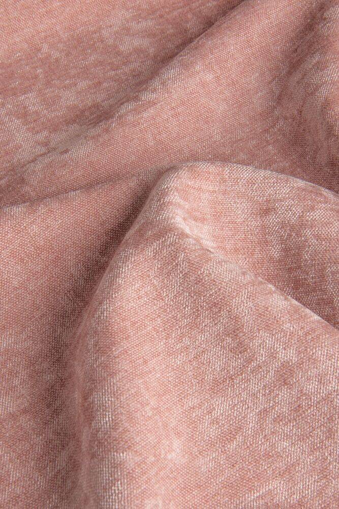 700