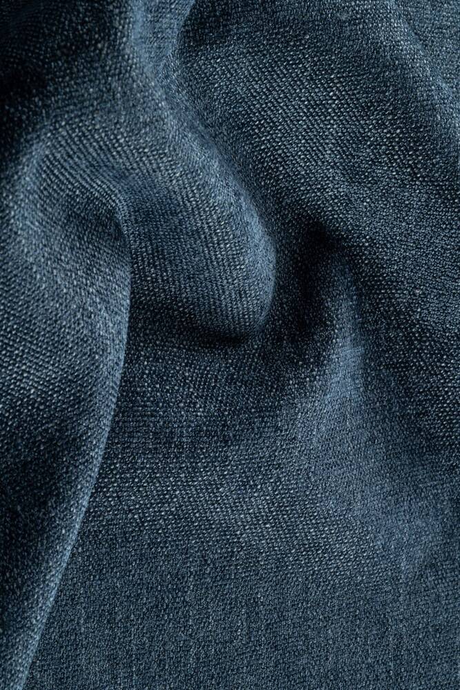 608