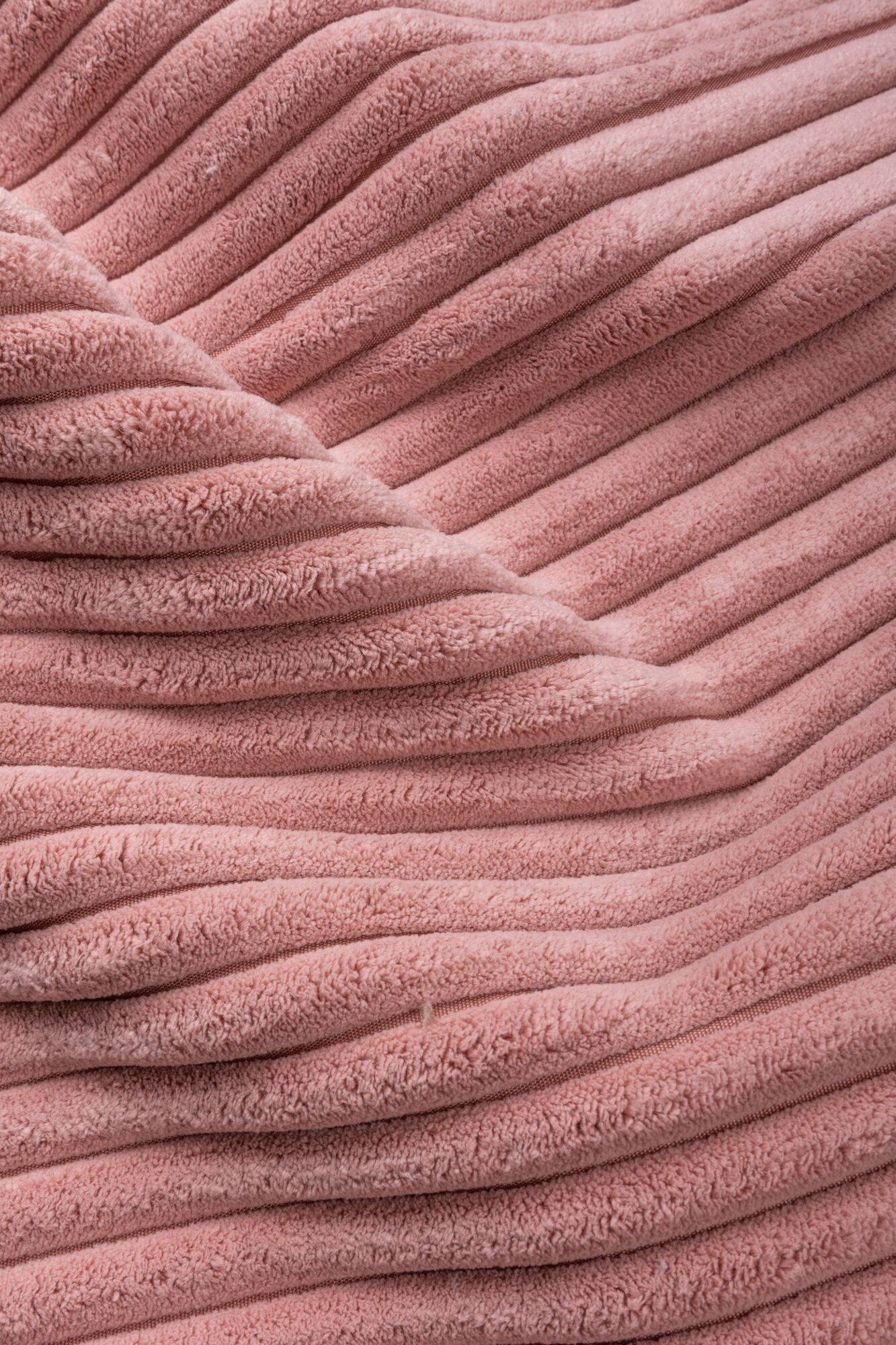 700
